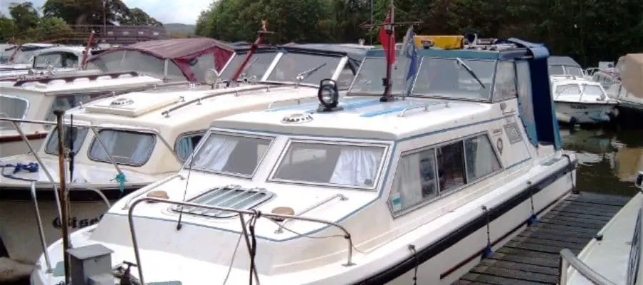 difference between yacht and cabin cruiser