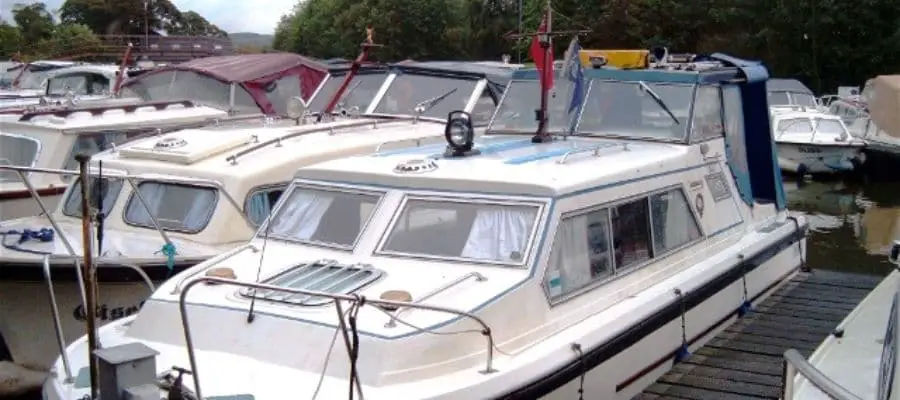 difference between cabin cruiser and yacht